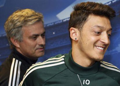 Real Madrid coach Jos&eacute; Mourinho (l) and Mesut &Ouml;zil after their press conference on Tuesday. 