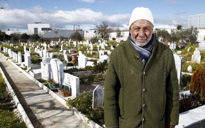 Imam Mohamed Bernaui next to Muslim graves in Griñón cemetery.