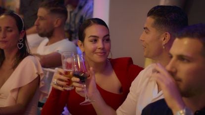 Georgina Rodríguez toasts her partner, Cristiano Ronaldo, who is relegated to the role of an extra in the second season in favor of another emerging character: ham.