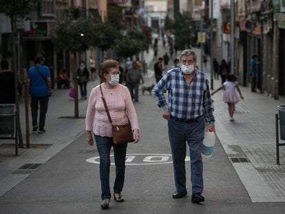 Two passers-by in Hospitalet de Llobregat, Catalonia.