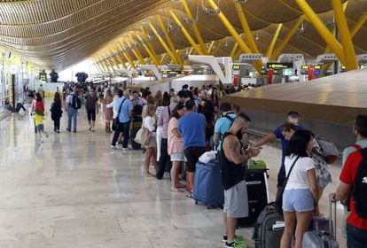People in the departure area at Terminal 4 in Adolfo Suárez Madrid–Barajas Airport.