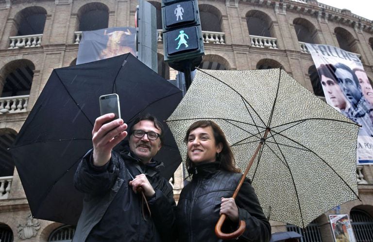 Valencia city officials Giuseppe Grezzi and Isabel Lozano in front of the new traffic lights.