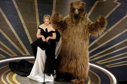 Elizabeth Banks and the bear on the Oscars