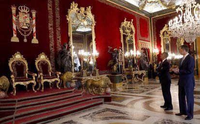 King Felipe VI shows Barack Obama the throne room at the Spanish Royal Palace in Madrid.