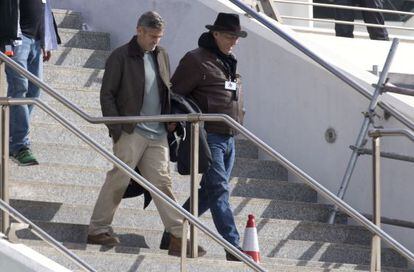 George Clooney (l) walks down the stairs of Valencia's Science Museum where his is shooting 'Tomorrowland.'