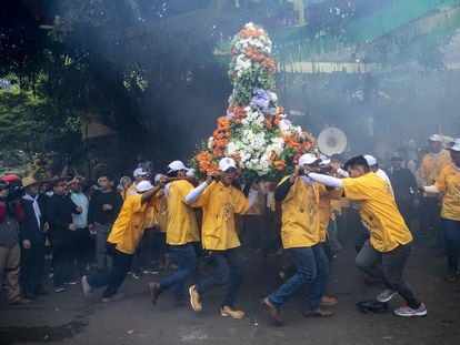 Unos fieles participan en una procesión en honor a Santo Domingo de Guzmán, el pasado lunes en Managua.