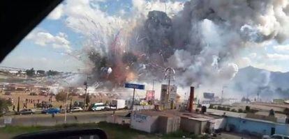 The moment of the explosion at the Tultepec market.