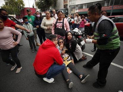 A group of people in Mexico City after the earthquake.