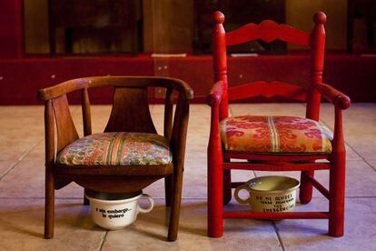Children&rsquo;s chairs with a double function. Below: A chamber pot that makes reference to the February 23, 1981 coup attempt in Spain. 