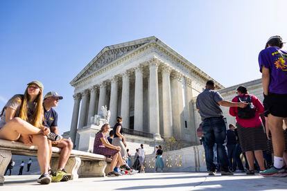 Tourists visit the US Supreme Court