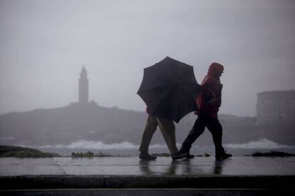 Two people on the seaside promenade in A Coruña on Thursday.