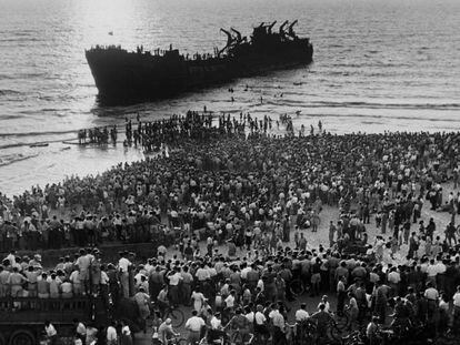 Tel Aviv 1948. Crowds gathered along the Tel Aviv beachfront.