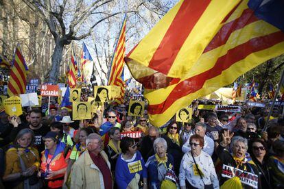 Un Protester contro la presunta predominanza del catalano nel corso  spagnolo è visto che protestavano coperto con un flag durante la  dimostrazione. Più di 1.500 persone chiamato dagli enti a favore della