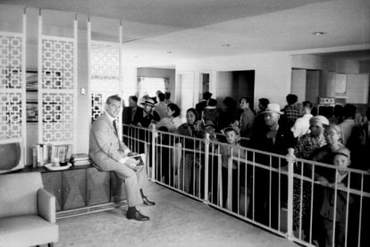 Soviet visitors view the Splitnik’s living room. 