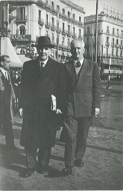 Ante Pavelić in a hat, walking through Madrid’s Puerta del Sol.