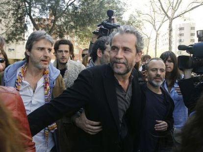 Willy Toledo is greeted outside of court by actors Alberto San Juan (first left), Juan Diego Botto (second left) and Javier Guti&eacute;rrez (right).