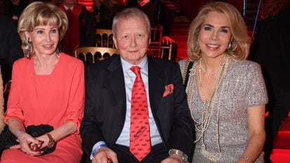From left to right, Claudia Hübner, Wolfgang Porsche and Gabriela from Leiningen at a party in February 2018.