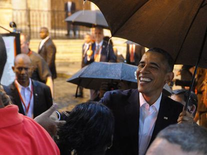 Video: Obama greets a group of Cubans during a stroll in Havana.
