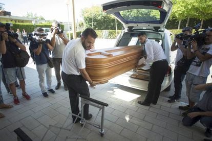 Miguel Blesa's body is taken away after undergoing an autopsy.