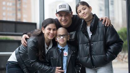 Mathías, seven years old, accompanied by his mother, Yessenia Chacón; his father, Wiston Rivas, and his sister, Paola.