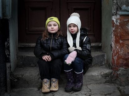 Friends Stanislava (I) and Vladislava, both refugees of the war in Ukraine, in the city of Lyiv.
