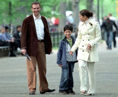 Ralph Fiennes, Tyler Garcia & Jennifer Lopez during Jennifer Lopez on Location for "Maid in Manhattan"