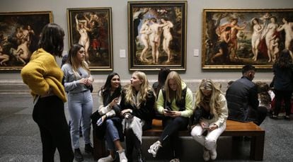 Visitors at the Prado against 'The Three Graces', by Rubens.