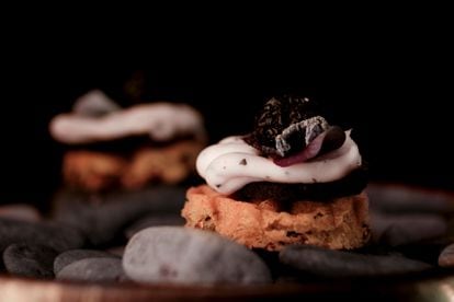 A seaweed waffle with smoked seal, pickled currant and flowers. Photo provided by Huset.