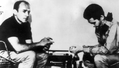 Alfredo Di Stéfano (left) sits next to his kidnapper in 1963.