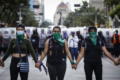 Un grupo de mujeres frente a la policía en Ciudad de México durante una marcha en favor de la legalización del aborto