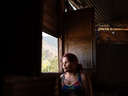 Miyanllela Fernández se asoma a la ventana de su casa, desde donde vio el asesinato de su hijo.