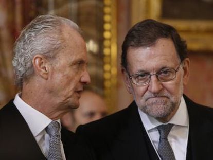 Mariano Rajoy (r) talks with Defense Minister Pedro Morenés at the annual Pascua Militar military ceremony on Wednesday.