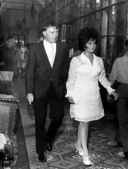 Burton and Taylor in the Taormina train station, in Sicily, on August 1, 1967.