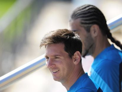 Leo Messi, next to Barcelona goalkeeper José Manuel Pinto, during training on Friday.