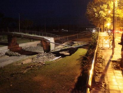 A pedestrian bridge damaged by the storm in Cambrils (Tarragona).
