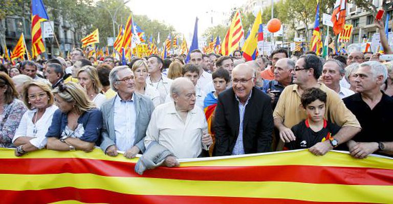 Jordi Pujol (center, holding jacket) with Josep Antoni Duran (to his right) at the head of the pro-independence march on Catalan national day in 2012.