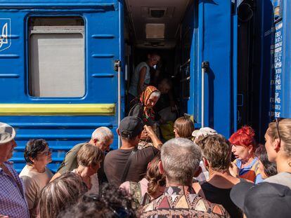 Ukrainian citizens flee the city of Pokrovsk by train as Russian attacks intensify, on July 15, 2022.