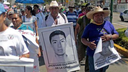 A family member holding up a picture of Jhosivani Guerrero at a march.