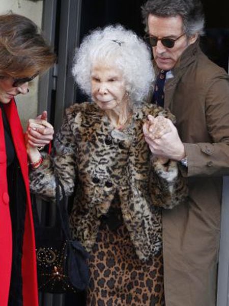 The Duchess of Alba leaves a Madrid restaurant with husband Alfonso Díez.