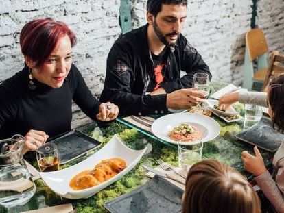 Vegan family Rocío Cano, Pablo Jurado and their daughters Antía and Navia eat in the Italian restaurant Pizzi y Dixie in Madrid. JAMES RAJOTTE