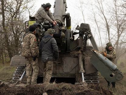 Ukrainian soldiers load a self-propelled gun on the Kherson front on Wednesday.