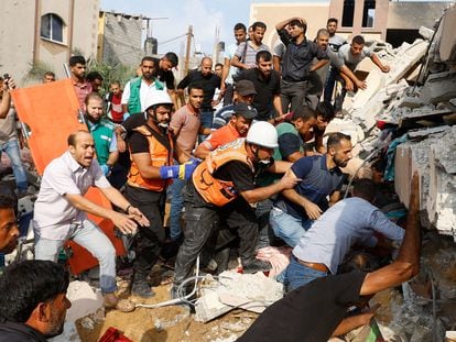 Members of the emergency services and locals search for victims under the rubble after a bombardment by Israeli forces on Khan Yunis, in the Gaza Strip, on Sunday.