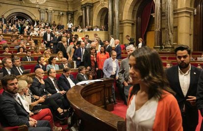 Opposition deputies led by Inés Arrimadas (Ciudadanos) stage a walkout from the regional Catalan parliament during a vote to approve regional breakaway laws on September 6.