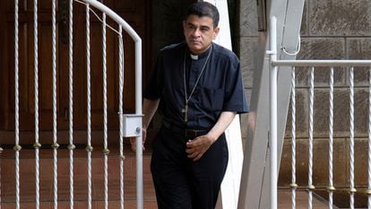 El obispo Rolando Álvarez, en mayo de 2022 y en su parroquia de la diócesis de Matagalpa.