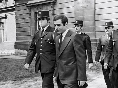 Pierre Goldman is escorted by police officers after a session of the trial in April 1976.