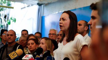 María Corina Machado, with members of her team at a press conference this Tuesday in Caracas.