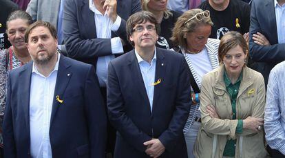 Regional premier Carles Puigdemont (c), with Catalan parliament speaker Carme Forcadell (r) and deputy premier Oriol Junqueras at a protest in Barcelona on Saturday.