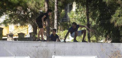 A group of minors jump the fence at a shelter in La Línea (Cádiz).