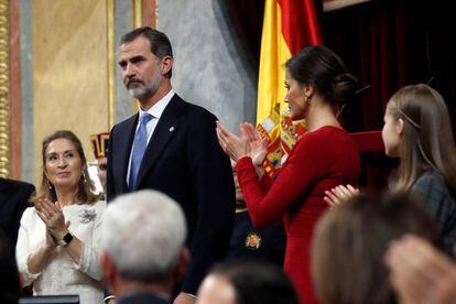 Felipe VI of Spain flanked by Congress Speaker Ana Pastor (l) and Queen Letizia.