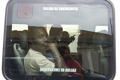 Sub-Saharan immigrants leave the police station in La Línea, Cádiz, by bus.